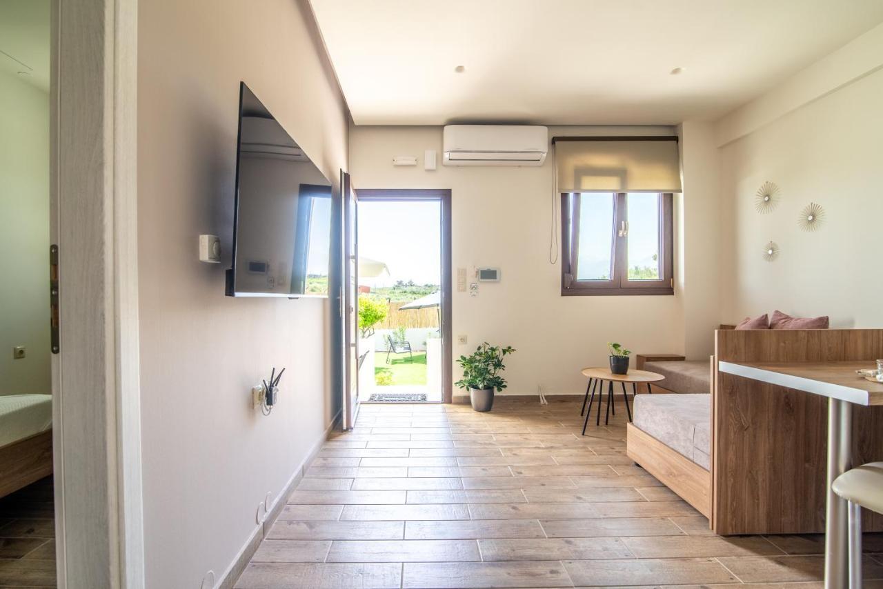 Cozy House With Pool Near Beach Gazi 外观 照片