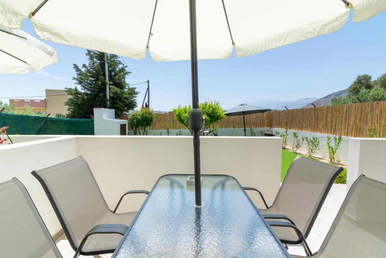 Cozy House With Pool Near Beach Gazi 外观 照片