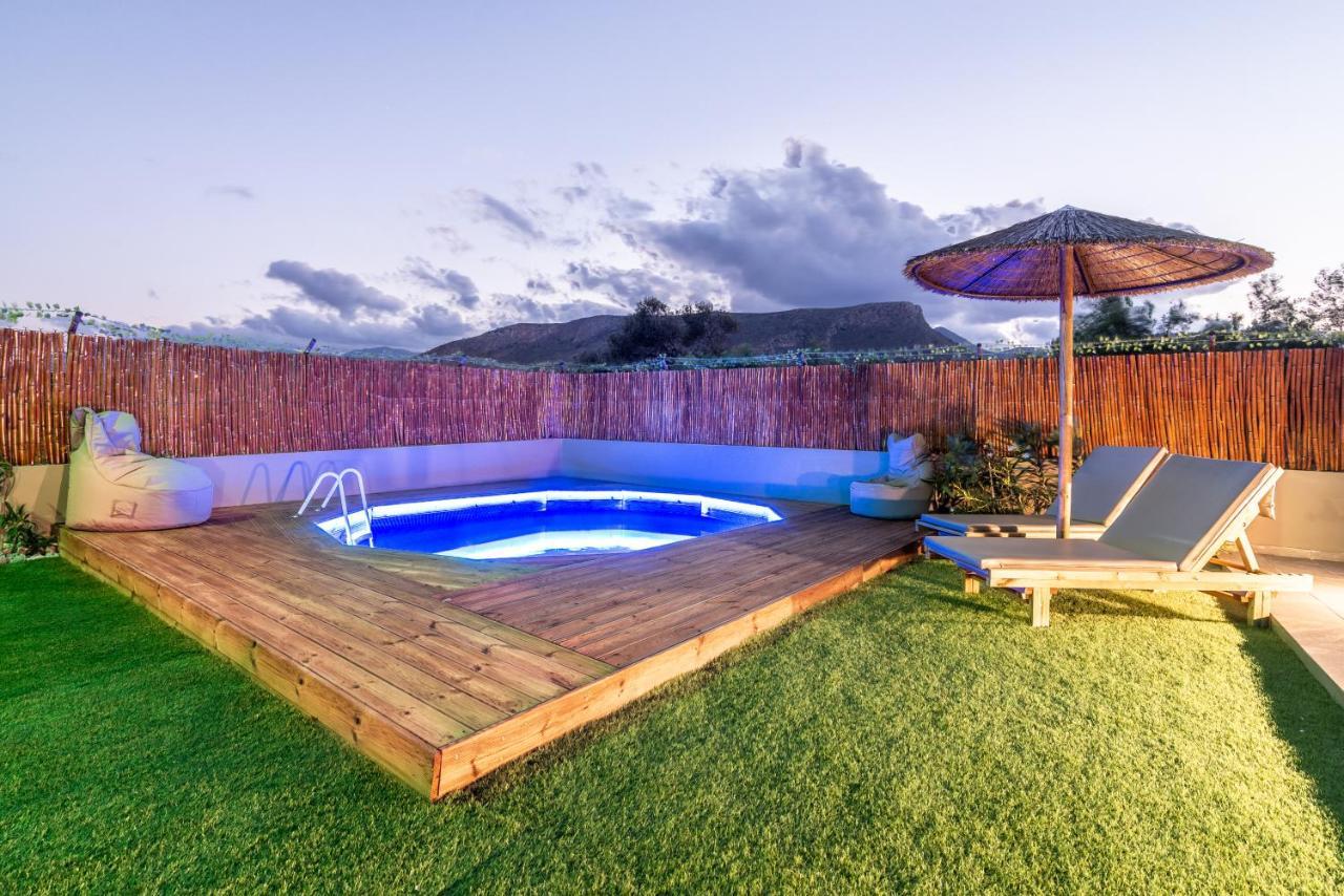 Cozy House With Pool Near Beach Gazi 外观 照片