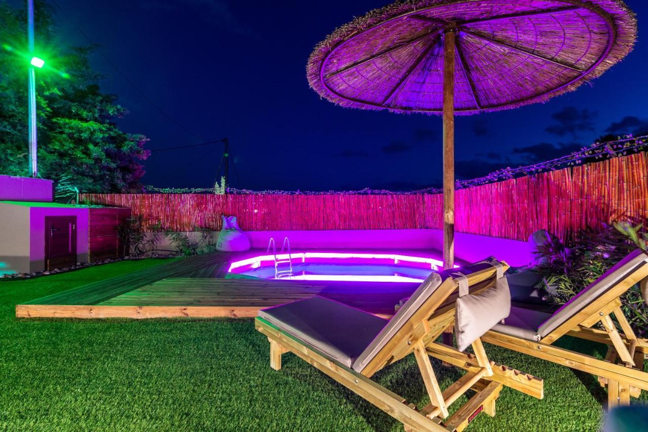 Cozy House With Pool Near Beach Gazi 外观 照片